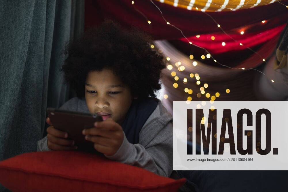 IMAGO Creative: Jahreszeit Winter, Couching Mixed race girl lying in couch fort using digital tablet Mixed race girl lying in couch fort using digital tablet. self isolation quality family time at home together during coronavirus covid 19 pandemic., model released, , property released, Cape Town, South Africa, 06.11.2020, 1388463.jpg, people,mixed race,girl,lying,couch,fort,using digital tablet,digital tablet,self isolation,quality,family time,home,together,coronavirus,covid,pandemic,epidemic,virus,quarantine,infection,corona,flu,outbreak,disease,ncov,prevention,mask,protection,illness,sofa,influenza,pneumonia,respiratory,protective,medical,vaccine,mixed,race,using,digital,tablet,self,isolation,family,time Child,Boy,Male,Mixed-Race