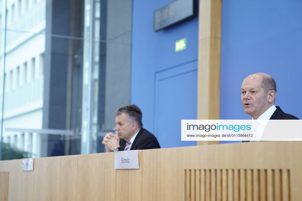 Bundespressekonfereenz, Eckwerte des Bundeshaushalts 2022 und Finanzplan 2025 mit Bundesfinanzminister Scholz Aktuell, 24.03.2021, Berlin, Bundespressekonferenz, Olaf Scholz, der deutsche Finanzminister gemeinsam mit Staatssekretaer Werner Gatzer bei der Vorstellung der Eckwerte des Bundeshaushalts 2022 und Finanzplan bis 2025 Berlin Berlin Deutschland