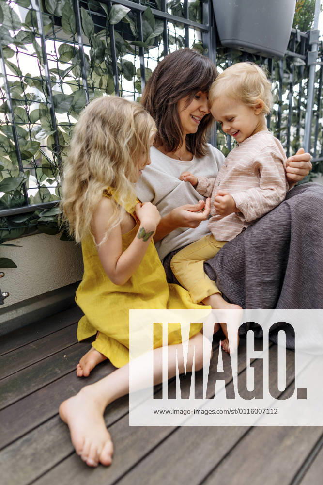 Close up of mother sitting with her little son and daughter on terrace model released Symbolfoto property released OGF00929