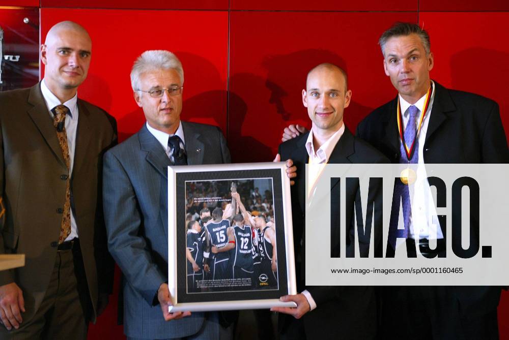 Empfang im Rathaus des Deutschen Meisters Frankfurt, v. li.: Manager Gunnar Wöbke, Dr. Burghardt (Adam Opel AG), Pascal Roller und Trainer Gordon Herbert Basketball 1. BL Herren BBL Saison 2003 2004, Opel Skyliners Frankfurt, Empfang, Deutscher Meister, Deutsche, Meisterschaft Gruppe Frankfurter Römer, Römerberg, Rathaus Frankfurt M.