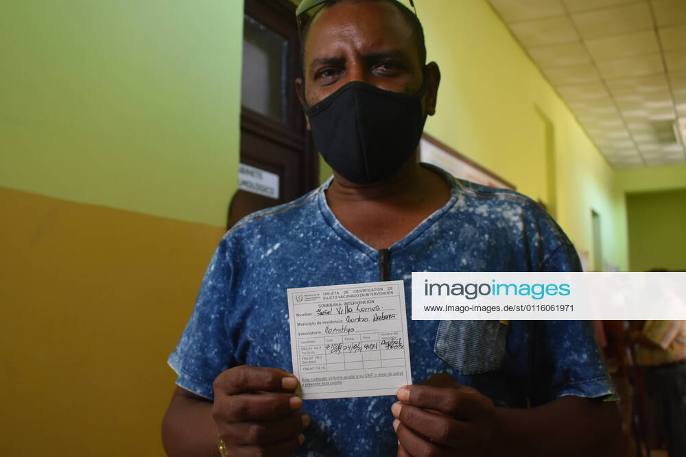 Coronavirus in Kuba, Impfungen mit regionalem Impfstoff in Havanna (210325) -- HAVANA, March 25, 2021 -- A volunteer displays a certificate of inoculation at a community clinic in Havana, Cuba, on March 24, 2021. TO GO WITH Feature: Cuba inoculates medical workers against COVID-19 as homegrown vaccines enter final stage of trial ) CUBA-HAVANA-COVID-19-VACCINATION ZhuxWanjun