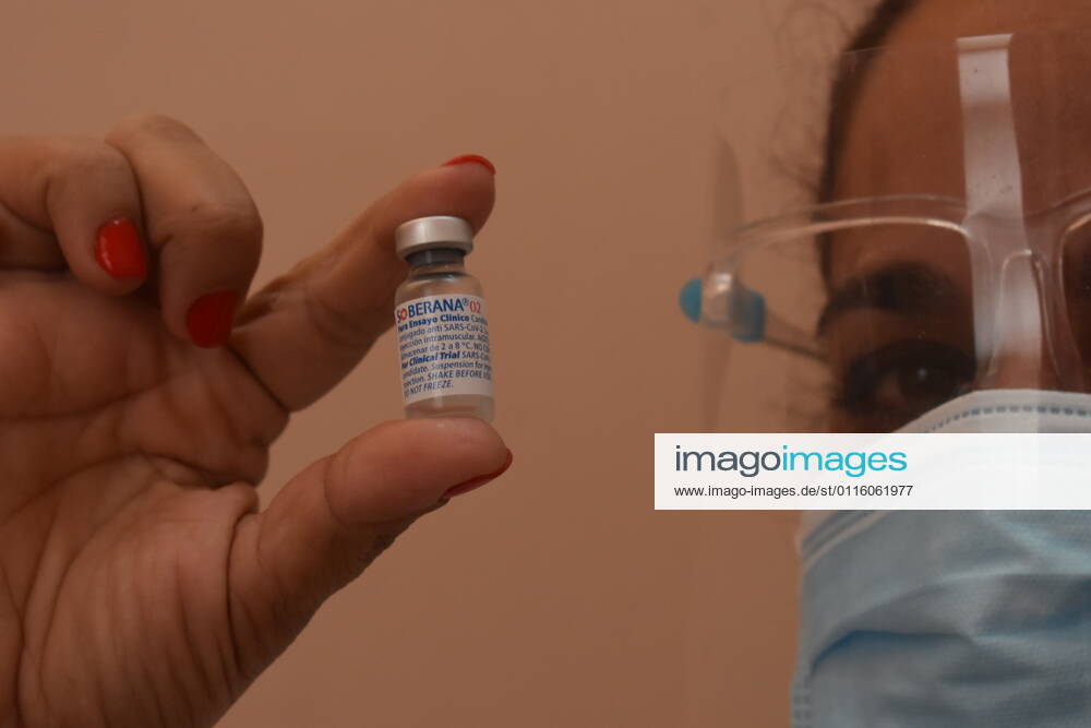 Coronavirus in Kuba, Impfungen mit regionalem Impfstoff in Havanna (210325) -- HAVANA, March 25, 2021 -- A medical worker display a vial of locally made COVID-19 vaccine Soberana 02 at a community clinic in Havana, Cuba, on March 24, 2021. TO GO WITH Feature: Cuba inoculates medical workers against COVID-19 as homegrown vaccines enter final stage of trial ) CUBA-HAVANA-COVID-19-VACCINATION ZhuxWanjun