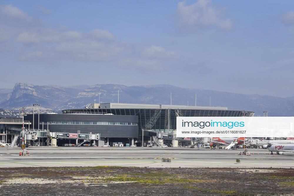 Coronavirus in Frankreich, Eindrücke vom Flughafen in Nizza Terminal 2 - Aeroport Nice Cote d Azur durant le 3eme Confinement. NEWS : Aeroport Nice Cote d Azur - 3eme Confinement - 25 03 2021 LionelUrman Panoramic