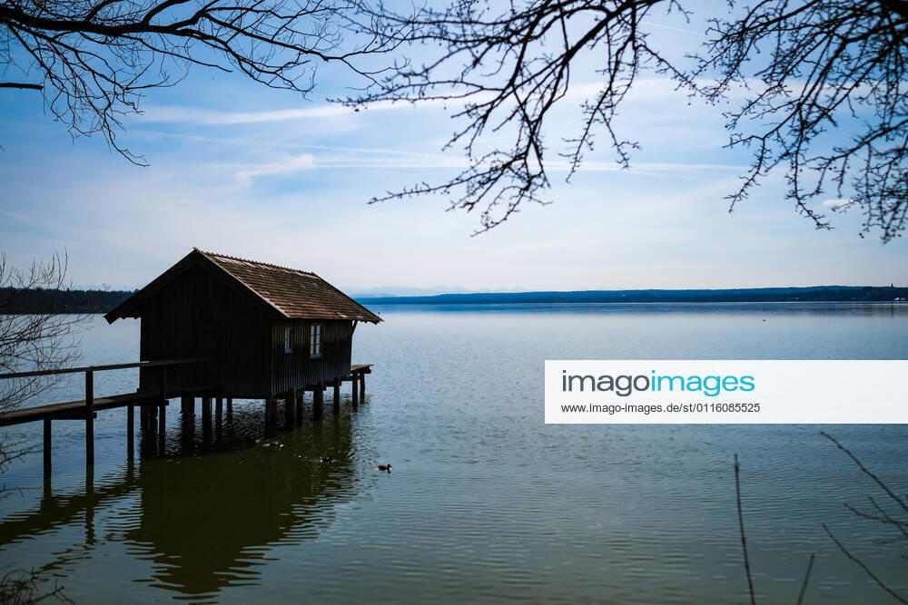 Spring weather at the Ammersee 25 03 2021 Spring weather at the shore of the Ammersee near Stegen Inning at the Ammersee Upper Bavaria with view towards the Alps Inning Bavaria Germany