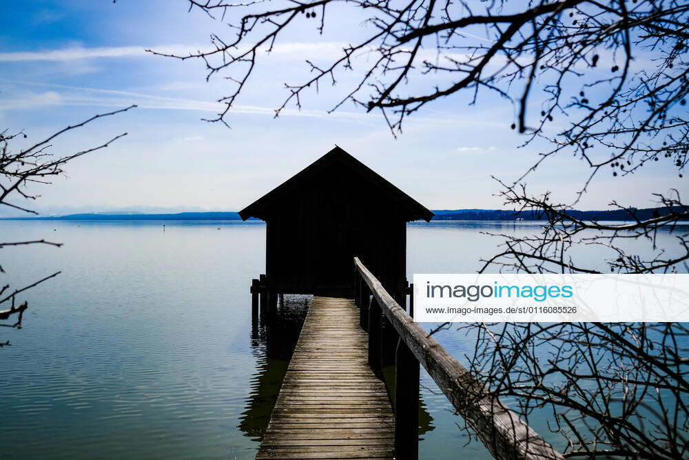 Spring weather at the Ammersee 25 03 2021 Spring weather at the shore of the Ammersee near Stegen Inning at the Ammersee Upper Bavaria with view towards the Alps Inning Bavaria Germany