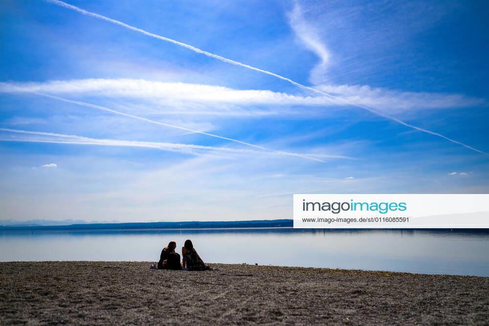 Spring weather at the Ammersee 25 03 2021 Excursionist in spring weather at the shore of the Ammersee near Stegen Inning at the Ammersee Upper Bavaria with view towards the Alps Inning Bavaria Germany