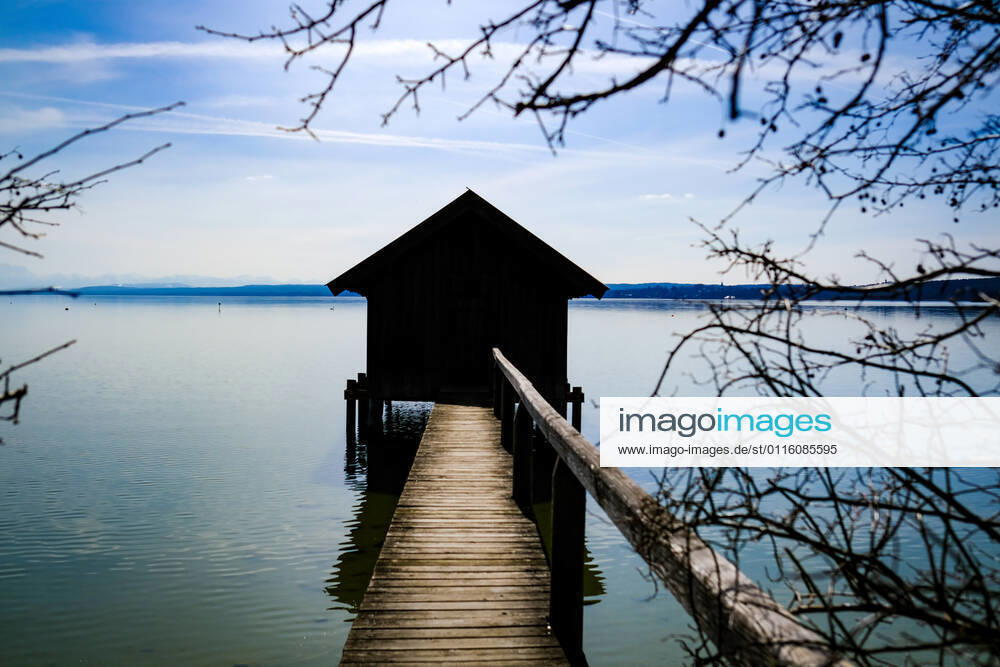 Spring weather at the Ammersee 25 03 2021 Spring weather at the shore of the Ammersee near Stegen Inning at the Ammersee Upper Bavaria with view towards the Alps Inning Bavaria Germany
