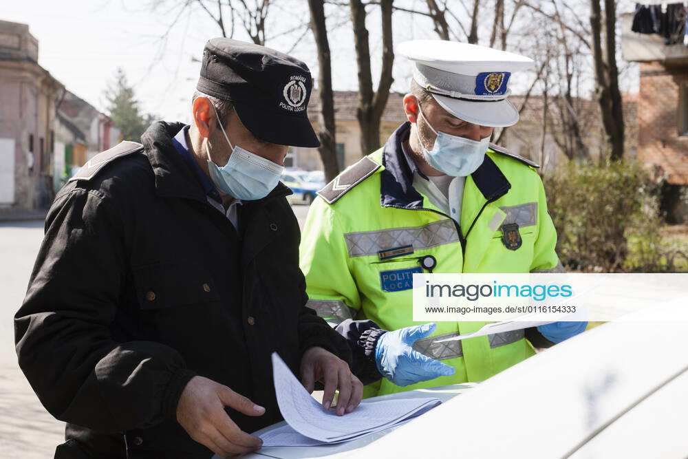 Coronavirus in Rumänien, Polizei überprüft Einhaltung der Quarantäne March 26, 2021, Timisoara, Timis, Romania: Police officers form the Timisoara Local Police Department check on people who are sick with COVID-19 and quarantined at their residence for 14 days, to ensure that they are respecting the quarantine imposed by the Department of Public Health and to inquire whether they are short on basic necessities such as food or medication. Timisoara Romania - ZUMAp180 20210326_zip_p180_001