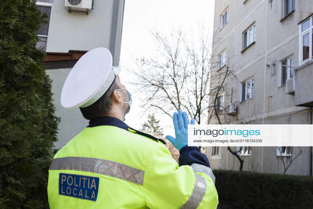 Coronavirus in Rumänien, Polizei überprüft Einhaltung der Quarantäne March 26, 2021, Timisoara, Timis, Romania: Police officers form the Timisoara Local Police Department check on people who are sick with COVID-19 and quarantined at their residence for 14 days, to ensure that they are respecting the quarantine imposed by the Department of Public Health and to inquire whether they are short on basic necessities such as food or medication. Timisoara Romania - ZUMAp180 20210326_zip_p180_003