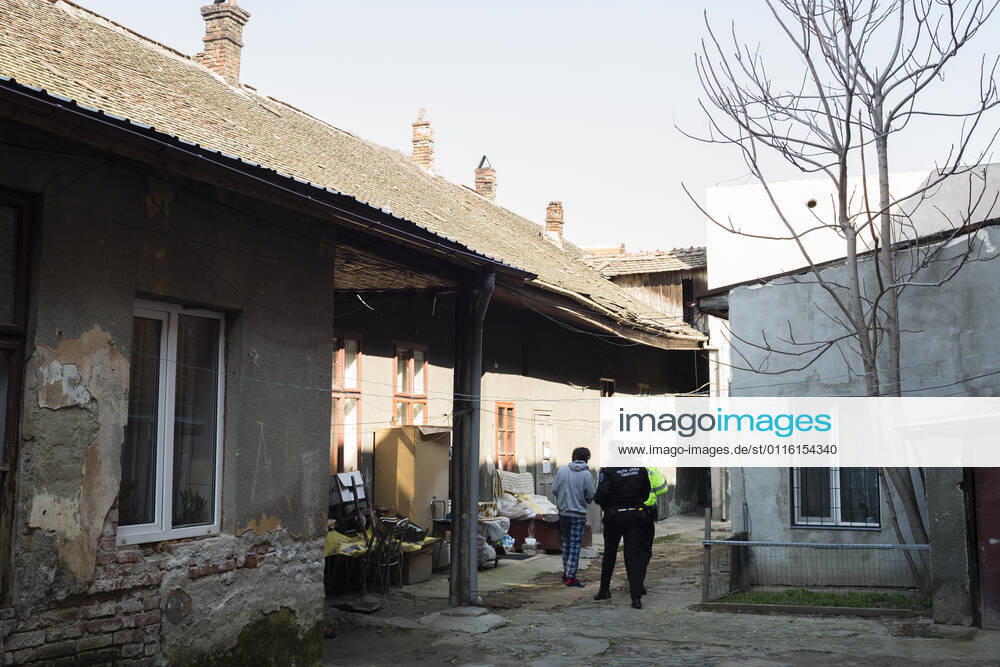 Coronavirus in Rumänien, Polizei überprüft Einhaltung der Quarantäne March 26, 2021, Timisoara, Timis, Romania: Police officers form the Timisoara Local Police Department check on people who are sick with COVID-19 and quarantined at their residence for 14 days, to ensure that they are respecting the quarantine imposed by the Department of Public Health and to inquire whether they are short on basic necessities such as food or medication. Timisoara Romania - ZUMAp180 20210326_zip_p180_004