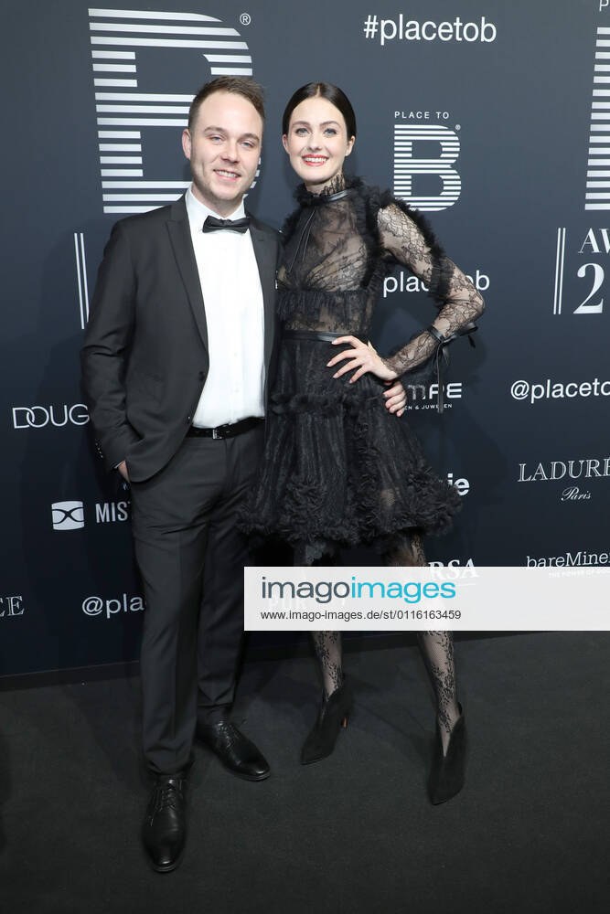 Vanessa Tamkan with husband Roman PLACE TO B AWARDS in the Axel Springer publishing building in Berlin The black carpet is rolled out once again for the whos who of the most important German and international social media stars Numerous VIPs and familiar faces from the social web are expected to attend
