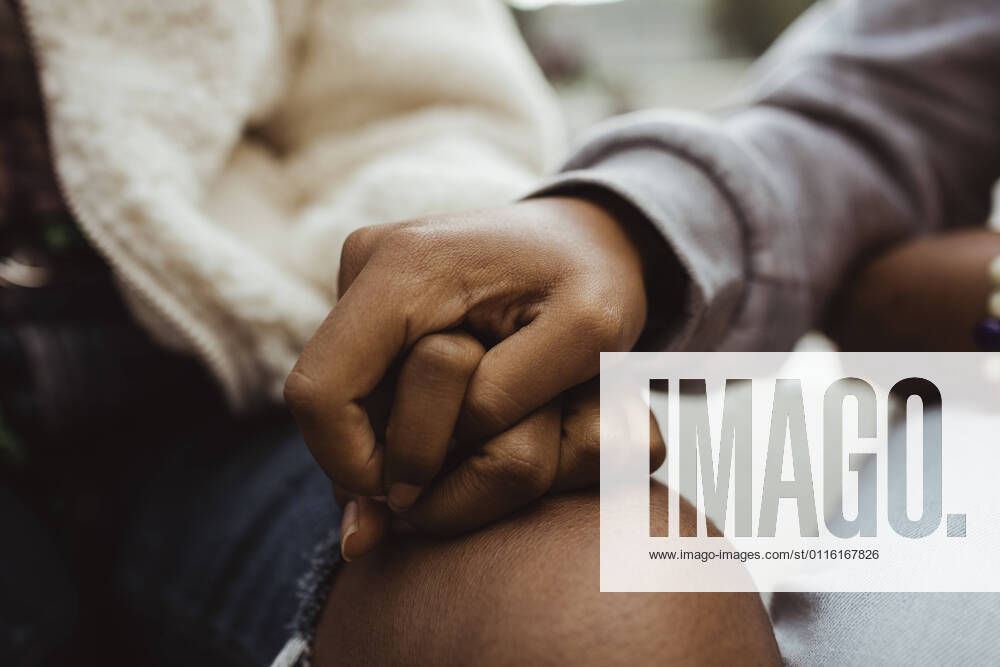 IMAGO Creative: Gesellschaft, Integration Cropped image of female friends holding hands outdoors Sweden,Stockholm, model released