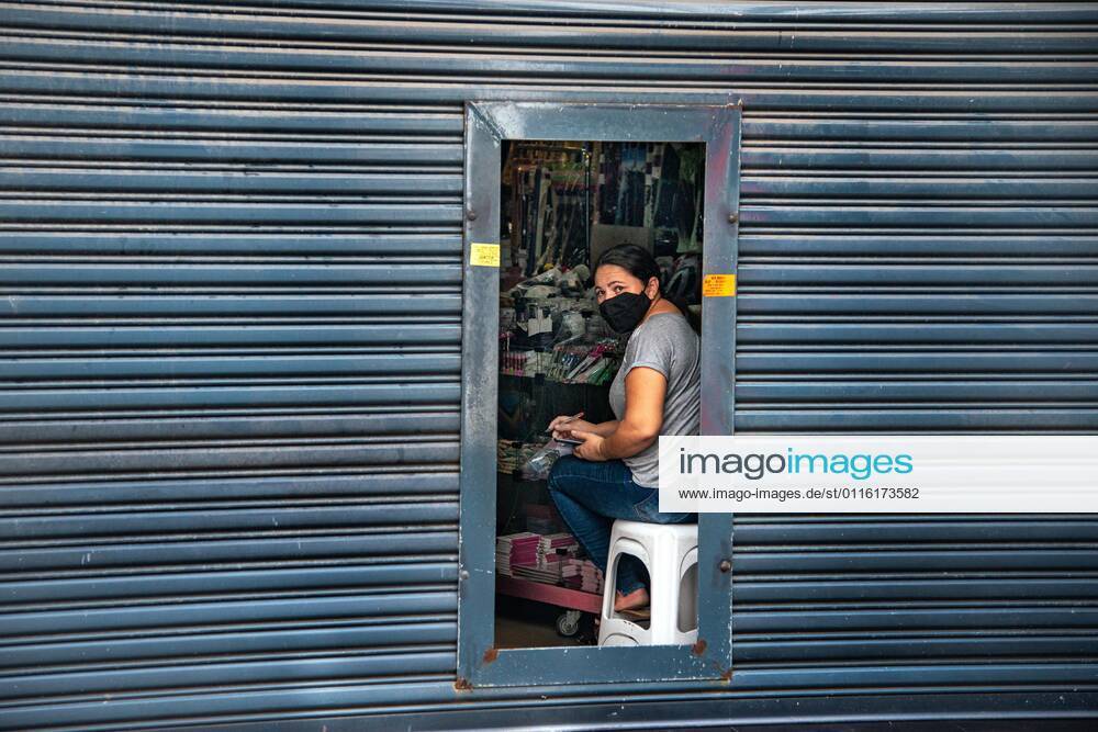 Emergency Pause in Rio RIO DE JANEIRO, BRAZIL, MAR 26: EMERGENCY PAUSE IN RIO - stores with semi-closed doors to circumvent the restriction of opening at a downtown popular shopping street since the mayor declared a 10-day emergency pause in activities in an attempt to reduce COVID-19 cases in the city on March 26, 2021. ( Photo by Chico Ferreira Penta Press ) Rio de Janeiro Brazil 6427_235949