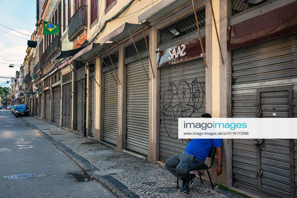 Emergency Pause in Rio RIO DE JANEIRO, BRAZIL, MAR 26: EMERGENCY PAUSE IN RIO - Closed stores at a downtown popular shopping street since the mayor declared a 10-day emergency pause in activities in an attempt to reduce COVID-19 cases in the city on March 26, 2021. ( Photo by Chico Ferreira Penta Press ) Rio de Janeiro Brazil 6427_235950