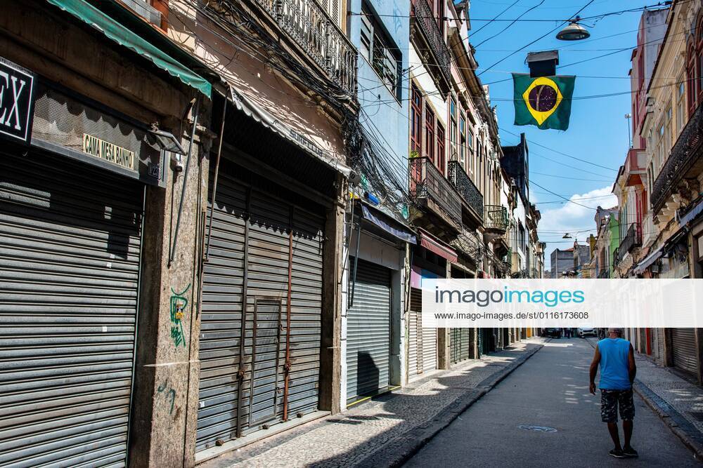 Emergency Pause in Rio RIO DE JANEIRO, BRAZIL, MAR 26: EMERGENCY PAUSE IN RIO - Closed stores at a downtown popular shopping street since the mayor declared a 10-day emergency pause in activities in an attempt to reduce COVID-19 cases in the city on March 26, 2021. ( Photo by Chico Ferreira Penta Press ) Rio de Janeiro Brazil 6427_235951