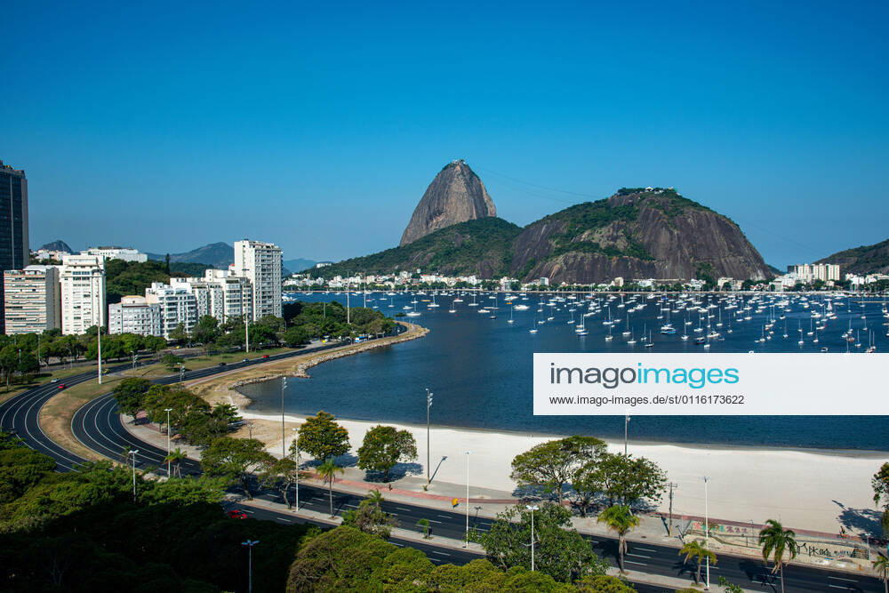 Emergency Pause in Rio RIO DE JANEIRO, BRAZIL, MAR 26: EMERGENCY PAUSE IN RIO - View of Botafogo beach with Sugar Loaf and Aterro do Flamengo highway almost empty on a Friday since the mayor declared a 10-day emergency pause in activities in an attempt to reduce COVID-19 cases in the city on March 26, 2021. ( Photo by Chico Ferreira Penta Press ) Rio de Janeiro Brazil 6427_235952