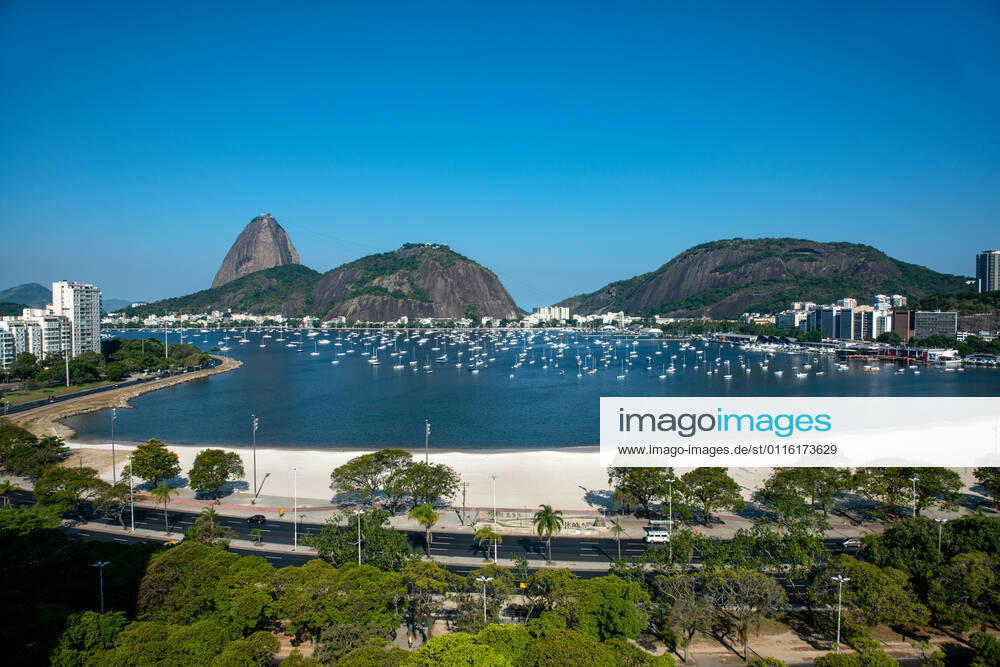 Emergency Pause in Rio RIO DE JANEIRO, BRAZIL, MAR 26: EMERGENCY PAUSE IN RIO - View of Botafogo beach with Sugar Loaf and Aterro do Flamengo highway almost empty on a Friday since the mayor declared a 10-day emergency pause in activities in an attempt to reduce COVID-19 cases in the city on March 26, 2021. ( Photo by Chico Ferreira Penta Press ) Rio de Janeiro Brazil 6427_235953