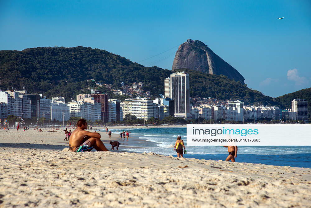 Emergency Pause in Rio RIO DE JANEIRO, BRAZIL, MAR 26: EMERGENCY PAUSE IN RIO - View of Copacabana beach almost empty on a Friday since the mayor declared a 10-day emergency pause in activities in an attempt to reduce COVID-19 cases in the city on March 26, 2021. ( Photo by Chico Ferreira Penta Press ) Rio de Janeiro Brazil 6427_235955