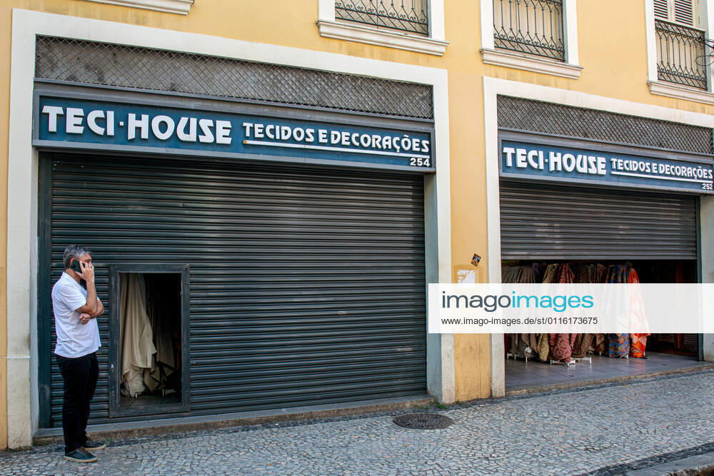 Emergency Pause in Rio RIO DE JANEIRO, BRAZIL, MAR 26: EMERGENCY PAUSE IN RIO - stores with semi-closed doors to circumvent the restriction of opening at a downtown popular shopping street since the mayor declared a 10-day emergency pause in activities in an attempt to reduce COVID-19 cases in the city on March 26, 2021. ( Photo by Chico Ferreira Penta Press ) Rio de Janeiro Brazil 6427_235956