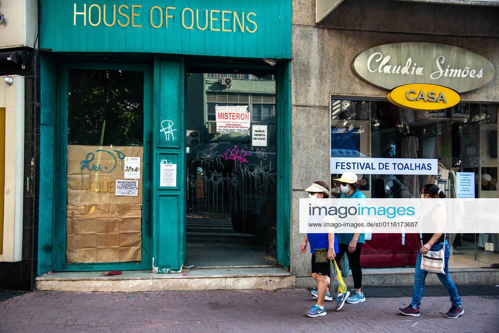 Emergency Pause in Rio RIO DE JANEIRO, BRAZIL, MAR 26: EMERGENCY PAUSE IN RIO - closed store in the high-end neighborhood of Ipanema since the mayor declared a 10-day emergency pause in activities in an attempt to reduce COVID-19 cases in the city on March 26, 2021. ( Photo by Chico Ferreira Penta Press ) Rio de Janeiro Brazil 6427_235957