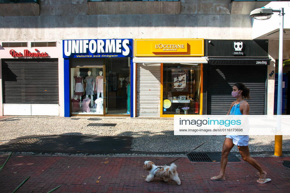 Emergency Pause in Rio RIO DE JANEIRO, BRAZIL, MAR 26: EMERGENCY PAUSE IN RIO - closed store in the high-end neighborhood of Ipanema since the mayor declared a 10-day emergency pause in activities in an attempt to reduce COVID-19 cases in the city on March 26, 2021. ( Photo by Chico Ferreira Penta Press ) Rio de Janeiro Brazil 6427_235958