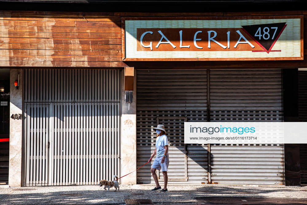 Emergency Pause in Rio RIO DE JANEIRO, BRAZIL, MAR 26: EMERGENCY PAUSE IN RIO - closed store in the high-end neighborhood of Ipanema since the mayor declared a 10-day emergency pause in activities in an attempt to reduce COVID-19 cases in the city on March 26, 2021. ( Photo by Chico Ferreira Penta Press ) Rio de Janeiro Brazil 6427_235960