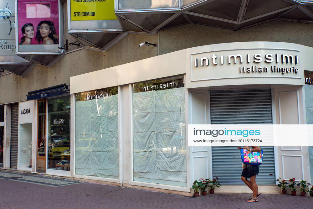 Emergency Pause in Rio RIO DE JANEIRO, BRAZIL, MAR 26: EMERGENCY PAUSE IN RIO - closed store in the high-end neighborhood of Ipanema since the mayor declared a 10-day emergency pause in activities in an attempt to reduce COVID-19 cases in the city on March 26, 2021. ( Photo by Chico Ferreira Penta Press ) Rio de Janeiro Brazil 6427_235961