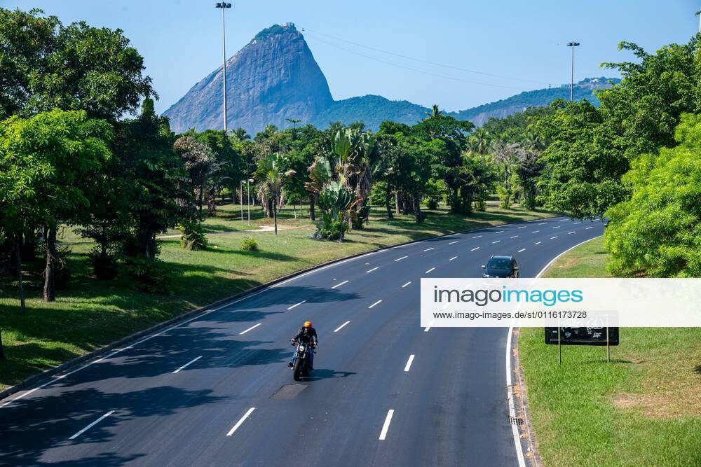 Emergency Pause in Rio RIO DE JANEIRO, BRAZIL, MAR 26: EMERGENCY PAUSE IN RIO - Flamengos Park Highway almost empty on a Friday since the mayor declared a 10-day emergency pause in activities in an attempt to reduce COVID-19 cases in the city on March 26, 2021. ( Photo by Chico Ferreira Penta Press ) Rio de Janeiro Brazil 6427_235962