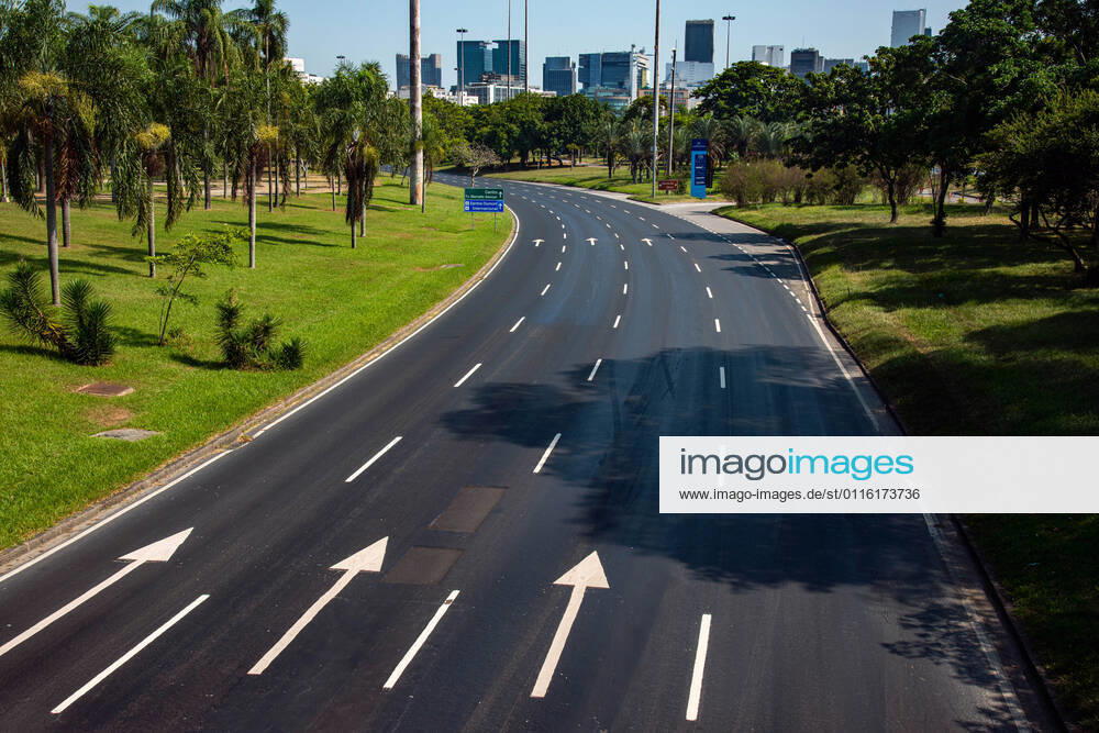 Emergency Pause in Rio RIO DE JANEIRO, BRAZIL, MAR 26: EMERGENCY PAUSE IN RIO - Flamengos Park Highway almost empty on a Friday since the mayor declared a 10-day emergency pause in activities in an attempt to reduce COVID-19 cases in the city on March 26, 2021. ( Photo by Chico Ferreira Penta Press ) Rio de Janeiro Brazil 6427_235963