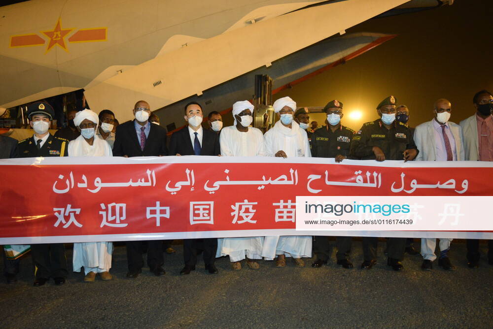 (210327) -- KHARTOUM, March 27, 2021 -- Chinese Ambassador to Sudan Ma Xinmin (4th L, front) and Sudanese officials pose for a group photo while receiving the Chinese vaccines at the Khartoum International Airport in Khartoum, Sudan, March 26, 2021. A batch of China s Sinopharm COVID-19 vaccines, donated by the Chinese government to Sudan, arrived here on Friday. ) SUDAN-KHARTOUM-CHINESE VACCINE-ARRIVAL MaxYichong