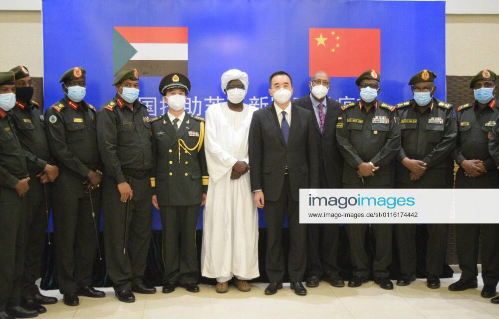 (210327) -- KHARTOUM, March 27, 2021 -- Chinese Ambassador to Sudan Ma Xinmin (5th R) poses for a group photo during a handover ceremony for Chinese vaccines in Khartoum, Sudan, March 26, 2021. A batch of China s Sinopharm COVID-19 vaccines, donated by the Chinese government to Sudan, arrived here on Friday. ) SUDAN-KHARTOUM-CHINESE VACCINE-ARRIVAL MaxYichong