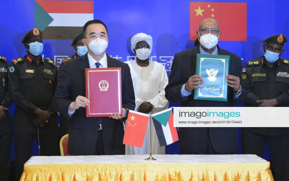 (210327) -- KHARTOUM, March 27, 2021 -- Chinese Ambassador to Sudan Ma Xinmin (L, front) and Sudan s Health Minister Omer Al-Najeeb (R, front) pose for a photo during a handover ceremony for Chinese vaccines in Khartoum, Sudan, March 26, 2021. A batch of China s Sinopharm COVID-19 vaccines, donated by the Chinese government to Sudan, arrived here on Friday. ) SUDAN-KHARTOUM-CHINESE VACCINE-ARRIVAL MaxYichong