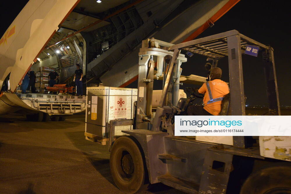(210327) -- KHARTOUM, March 27, 2021 -- Chinese vaccines are unloaded from a plane at the Khartoum International Airport in Khartoum, Sudan, March 26, 2021. A batch of China s Sinopharm COVID-19 vaccines, donated by the Chinese government to Sudan, arrived here on Friday. ) SUDAN-KHARTOUM-CHINESE VACCINE-ARRIVAL MaxYichong