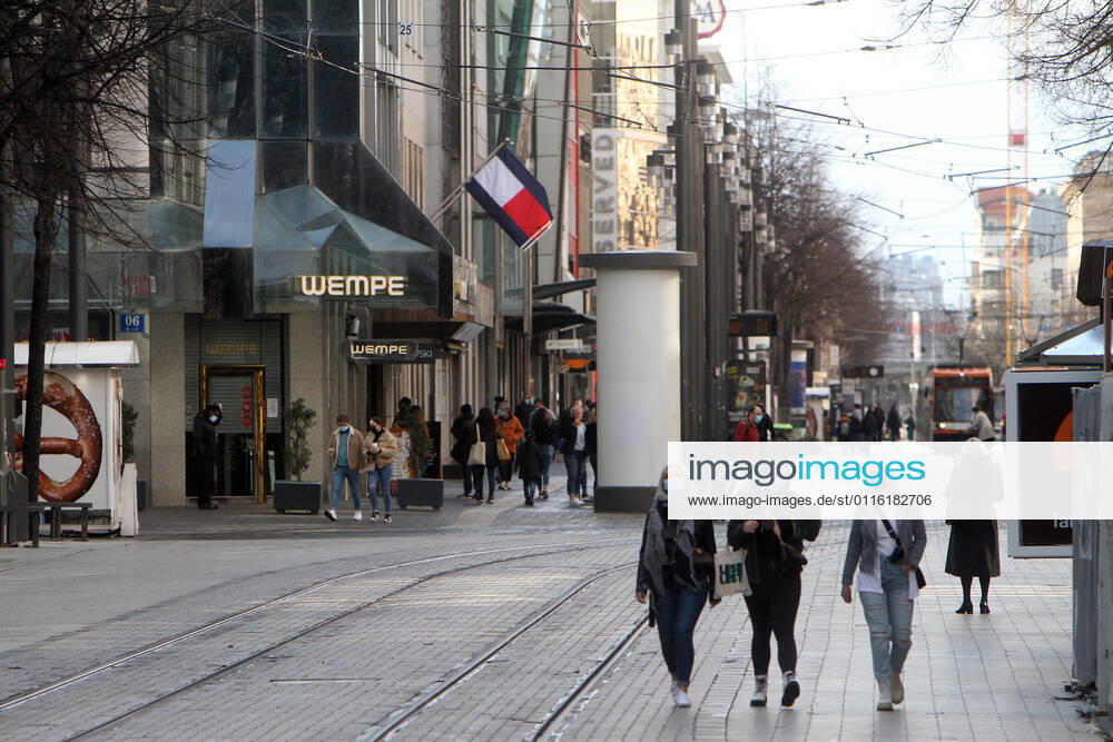 The shopping street and pedestrian zone Planken in the city centre of Mannheim is well frequented by passers-by despite closed shops and department stores, Baden Württemberg, Germany