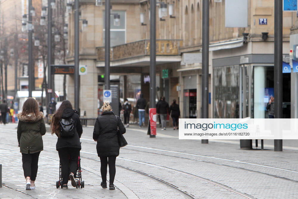 The shopping street and pedestrian zone Planken in the city centre of Mannheim is visited only by few passers-by because of the closed shops and department stores, Baden Württemberg, Germany