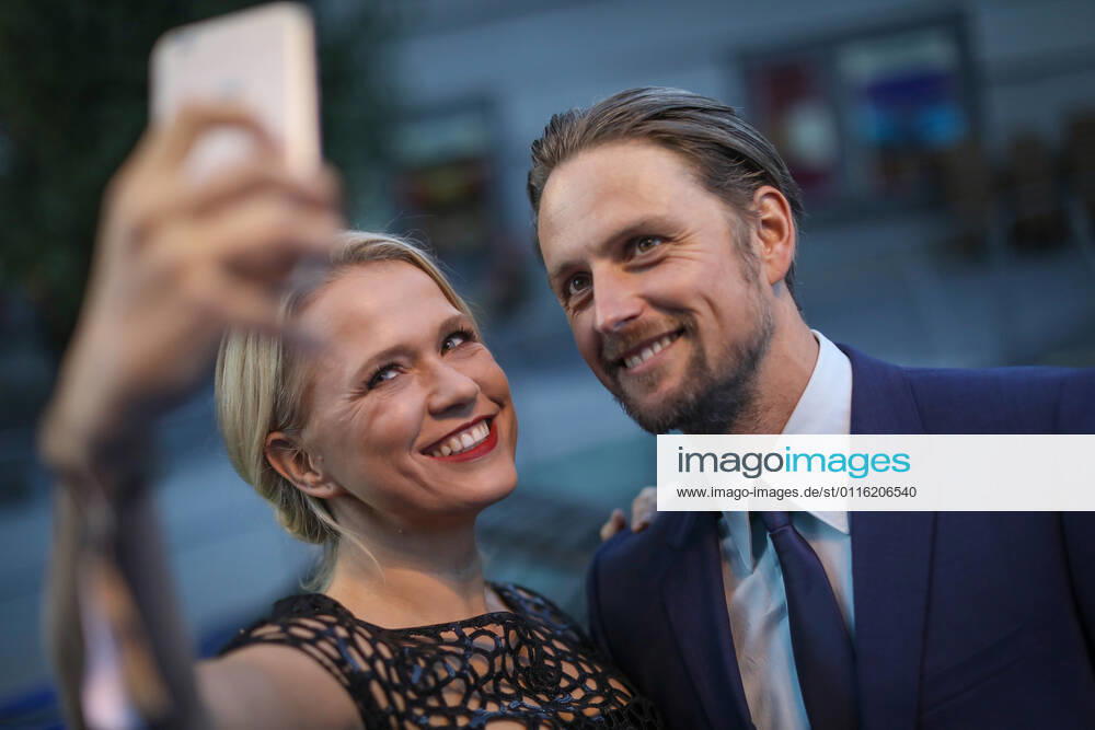 Nova Meierhenrich with Axel Schreiber DEUTSCHER SCHAUSPIELERPREIS 2017 at the Zoo Palast cinema in Berlin The DEUTSCHE SCHAUSPIELERPREIS is a very special award given by actors for actors and people who have inspired and promoted the art of acting in a specia