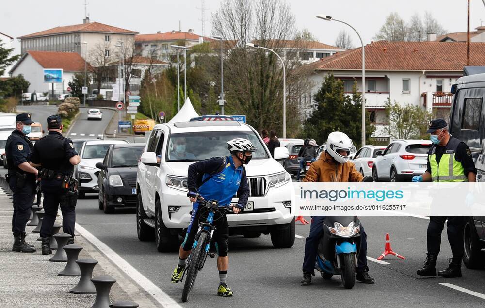National policemen make a control to the vehicles which come from France to check if the drivers have a negative coronavirus test to enter to Spain at Santiago Bridge, in Irun, Basque Country, Spain on 30 March 2021. Controls to enter to Spain at the France border !ACHTUNG: NUR REDAKTIONELLE NUTZUNG!