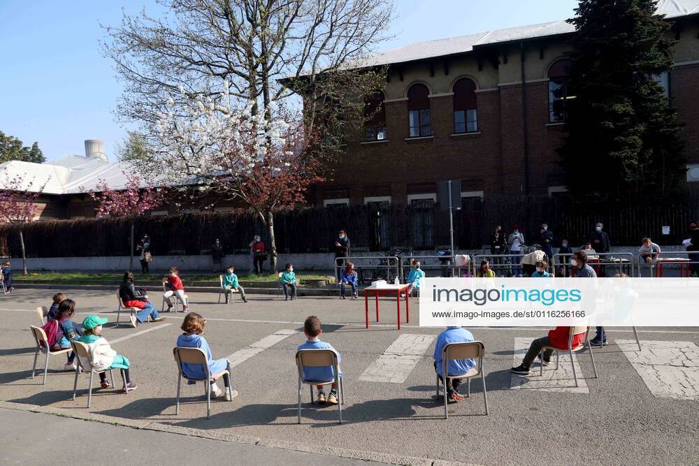 Foto ipp clemente marmorino milano 30 03 2021 emergency coronavirus covid 19 the school protests against the didactic distance dad in the photo lesson outdoors and in the street for the pupils of the elementary school Istituto Comprensivo Rinnovata Pizzigoni via castellino da castello scu 0