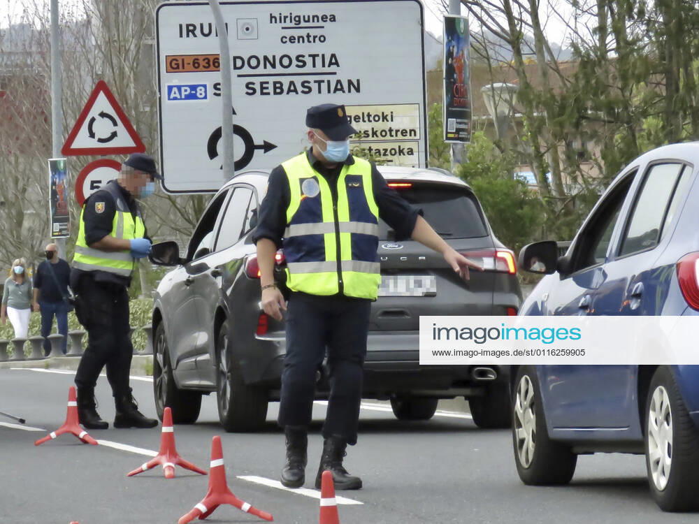 National police ask for negative PCR tests for travellers crossing the border from France, in Irun, Euskadi (Spain), on 30 March 2021. According to an order of the Official State Bulletin (BOE), passengers coming from France must present a diagnostic test with a negative result in COVID-19, performed within 72 hours prior to arrival in Spain. Thus, all travelers from France, wherever they enter, are required to present this negative PCR to cross the border, 30 MARCH 2021;IRUN;EUSKADI;BASQUE COUNTRY;BORDER;TOURISM Javi Colmenero LagenciaEP 03 30 2021 IRUN, BASQUE COUNTRY IRUN, BASQUE COUNTRY Spain