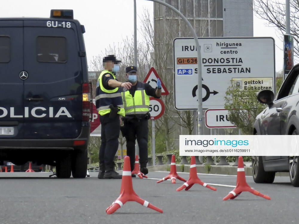 National police ask for negative PCR tests for travellers crossing the border from France, in Irun, Euskadi (Spain), on 30 March 2021. According to an order of the Official State Bulletin (BOE), passengers coming from France must present a diagnostic test with a negative result in COVID-19, performed within 72 hours prior to arrival in Spain. Thus, all travelers from France, wherever they enter, are required to present this negative PCR to cross the border, 30 MARCH 2021;IRUN;EUSKADI;BASQUE COUNTRY;BORDER;TOURISM Javi Colmenero LagenciaEP 03 30 2021 IRUN, BASQUE COUNTRY IRUN, BASQUE COUNTRY Spain