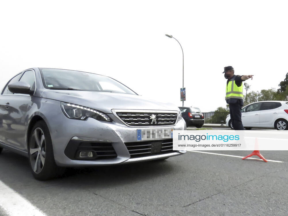 A national policeman, at a control at the border with France, in Irun, Euskadi (Spain), on 30 March 2021. According to an order of the Official State Gazette (BOE), passengers coming from France must present a diagnostic test with a negative result in COVID-19, performed within 72 hours prior to arrival in Spain. Thus, all travelers from France, wherever they enter, are required to present this negative PCR to cross the border, 30 MARCH 2021;IRUN;EUSKADI;BASQUE COUNTRY;BORDER;TOURISM Javi Colmenero LagenciaEP 03 30 2021 IRUN, BASQUE COUNTRY IRUN, BASQUE COUNTRY Spain