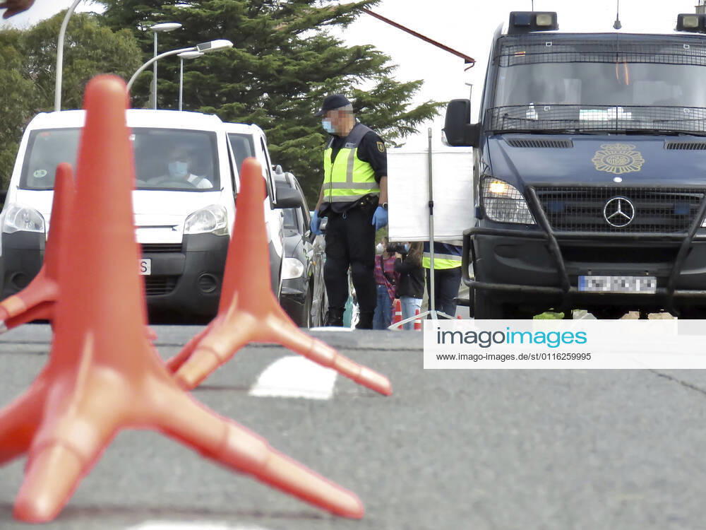 A national policeman, at a control at the border with France, in Irun, Euskadi (Spain), on 30 March 2021. According to an order of the Official State Gazette (BOE), passengers coming from France must present a diagnostic test with a negative result in COVID-19, performed within 72 hours prior to arrival in Spain. Thus, all travelers from France, wherever they enter, are required to present this negative PCR to cross the border, 30 MARCH 2021;IRUN;EUSKADI;BASQUE COUNTRY;BORDER;TOURISM Javi Colmenero LagenciaEP 03 30 2021 IRUN, BASQUE COUNTRY IRUN, BASQUE COUNTRY Spain