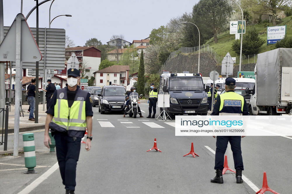 Two national police officers at a checkpoint at the border with France, in Irun, Euskadi (Spain), on 30 March 2021. According to an order of the Official State Gazette (BOE), passengers coming from France must present a diagnostic test with negative result in COVID-19, performed within 72 hours prior to arrival in Spain. Thus, all travelers from France, wherever they enter, are required to present this negative PCR to cross the border, 30 MARCH 2021;IRUN;EUSKADI;BASQUE COUNTRY;BORDER;TOURISM Javi Colmenero LagenciaEP 03 30 2021 IRUN, BASQUE COUNTRY IRUN, BASQUE COUNTRY Spain