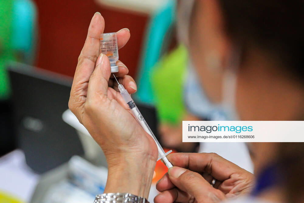 (210331) -- MANILA, March 31, 2021 -- A health worker prepares a dose of Sinovac vaccine at a vaccination site in Manila, the Philippines on March 31, 2021. The Philippines Department of Health (DOH) reported on Wednesday 6,128 new COVID-19 infections, bringing the total number of confirmed cases in the Southeast Asian country to 747,288. ) PHILIPPINES-MANILA-COVID-19-SINOVAC VACCINES RouellexUmali