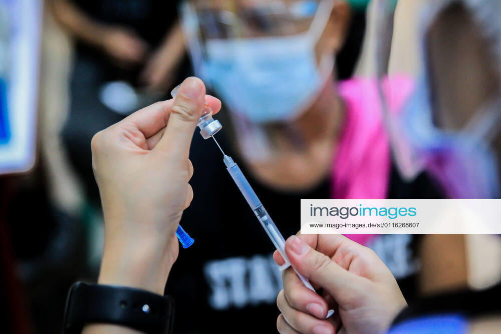 (210331) -- MANILA, March 31, 2021 -- A health worker prepares a dose of Sinovac vaccine at a vaccination site in Manila, the Philippines on March 31, 2021. The Philippines Department of Health (DOH) reported on Wednesday 6,128 new COVID-19 infections, bringing the total number of confirmed cases in the Southeast Asian country to 747,288. ) PHILIPPINES-MANILA-COVID-19-SINOVAC VACCINES RouellexUmali
