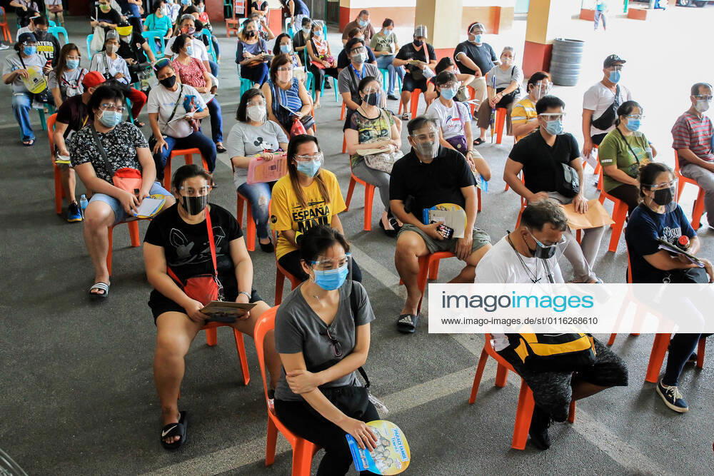 (210331) -- MANILA, March 31, 2021 -- Residents wearing protective masks wait to receive Sinovac vaccines at a vaccination site in Manila, the Philippines on March 31, 2021. The Philippines Department of Health (DOH) reported on Wednesday 6,128 new COVID-19 infections, bringing the total number of confirmed cases in the Southeast Asian country to 747,288. ) PHILIPPINES-MANILA-COVID-19-SINOVAC VACCINES RouellexUmali