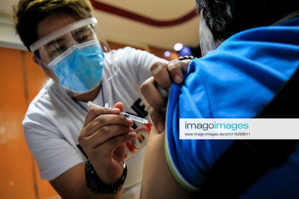 (210331) -- MANILA, March 31, 2021 -- A resident receives a dose of Sinovac vaccine at a vaccination site in Manila, the Philippines on March 31, 2021. The Philippines Department of Health (DOH) reported on Wednesday 6,128 new COVID-19 infections, bringing the total number of confirmed cases in the Southeast Asian country to 747,288. ) PHILIPPINES-MANILA-COVID-19-SINOVAC VACCINES RouellexUmali