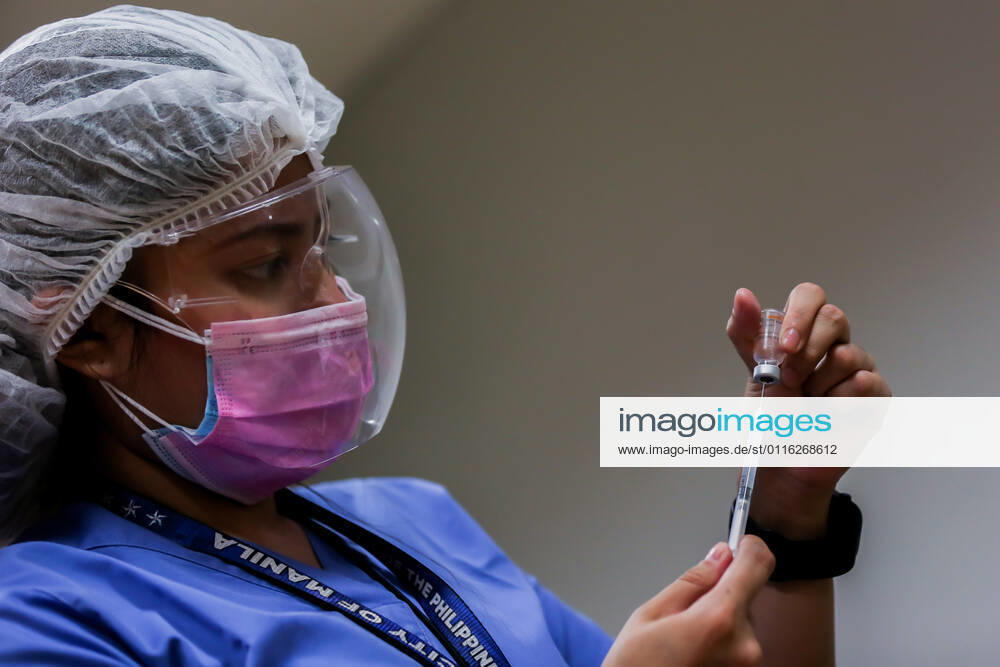 (210331) -- MANILA, March 31, 2021 -- A health worker prepares a dose of Sinovac vaccine at a vaccination site in Manila, the Philippines on March 31, 2021. The Philippines Department of Health (DOH) reported on Wednesday 6,128 new COVID-19 infections, bringing the total number of confirmed cases in the Southeast Asian country to 747,288. ) PHILIPPINES-MANILA-COVID-19-SINOVAC VACCINES RouellexUmali