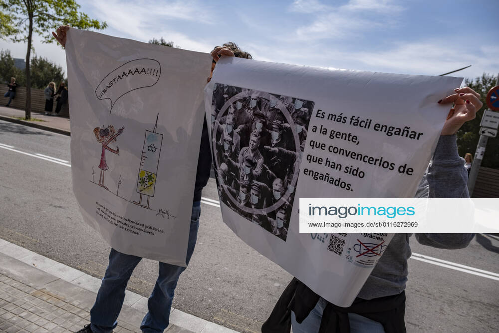 Protesters holding placards expressing their opinion, during the demonstration..Summoned by the platform against the obligation of sanitary masks in minors, El Tercer Grupo, some fifty people have gathered at the doors of the Sant Joan De Deu Children s Hospital to protest the call of the hospital to carry out tests of the covid 19 vaccine on minors. Barcelona Spain - ZUMAs197 20210331_zaa_s197_064