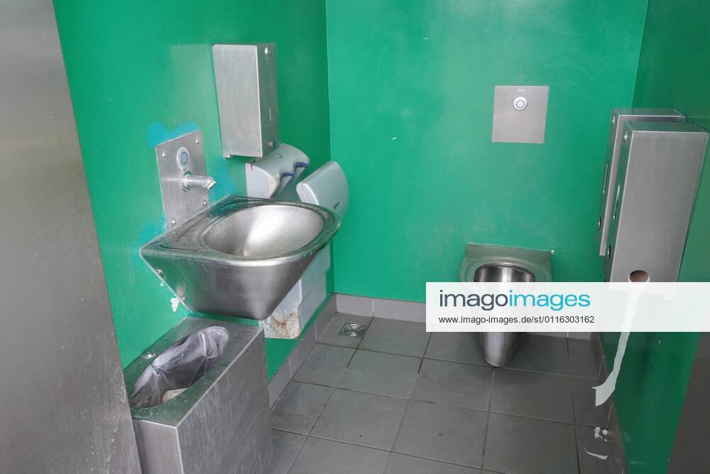 Photo Manuel Geisser 03 04 2021 Sanitary facility motorway service area A2 BE Picture Dirty toilet